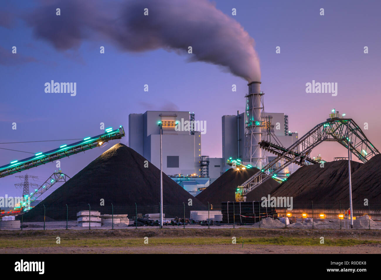 Il carbone svolge un ruolo di vitale importanza nel settore della generazione di energia elettrica in tutto il mondo. Benche gli impianti moderni sono molto più efficienti rispetto a prima, non è forma pulita di elec Foto Stock