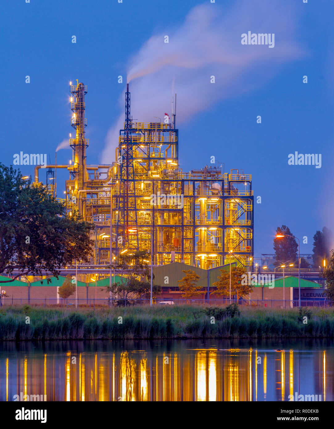 Scena serale di pesanti industria chimica in un impianto industriale area di fabbrica Foto Stock
