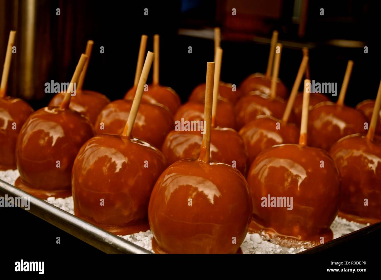 Autunno raccolte fresche Mele Washington immerso nel caramello facendo una deliziosa trattare da acquolina in bocca. Si trova in una fattoria in Snohomish, Washington, Stati Uniti d'America. Foto Stock