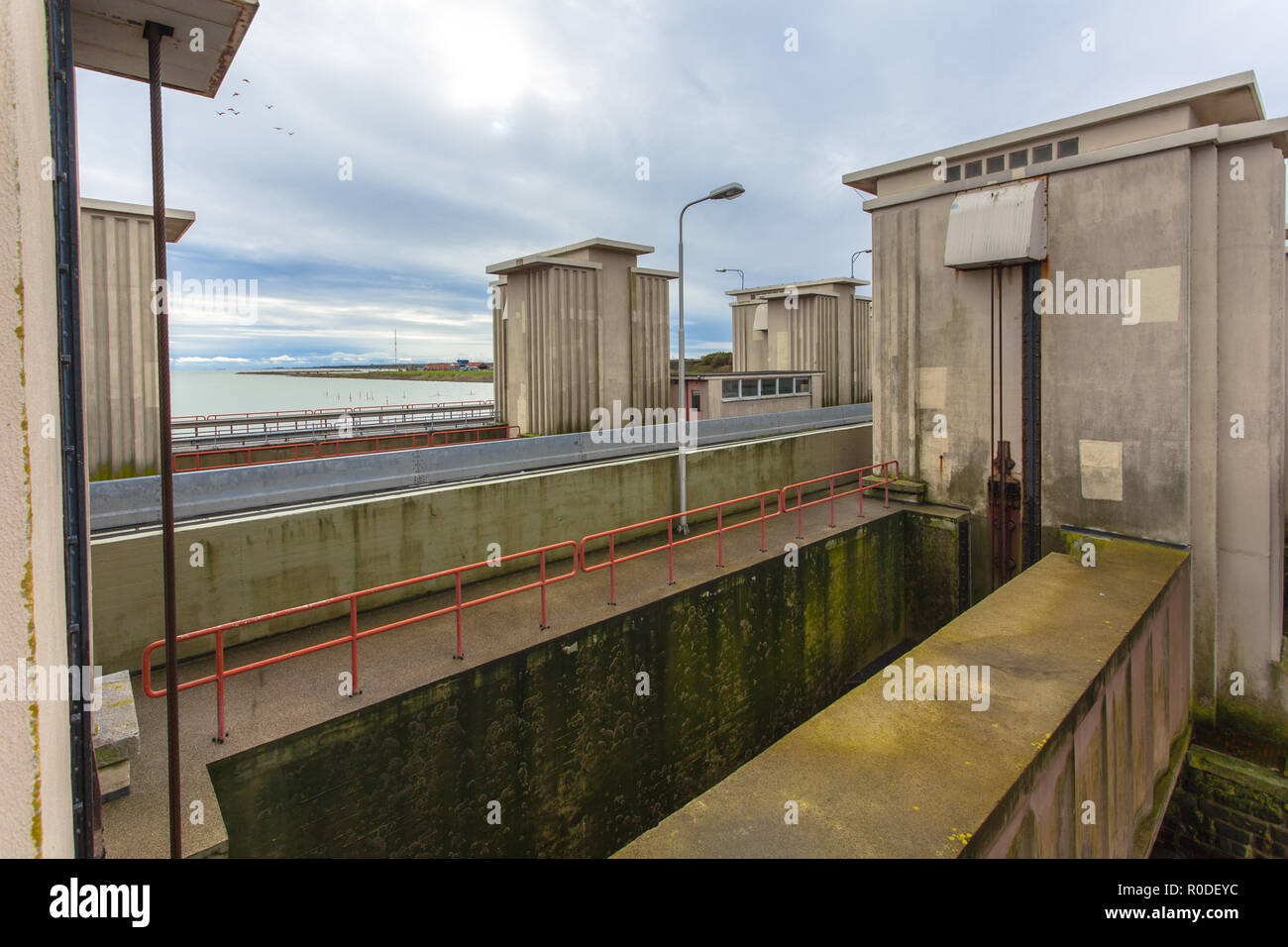 Camera di bloccaggio in Afsluitdijk come parte di Delta olandese lavora la gestione dell'acqua sistema di sicurezza Foto Stock