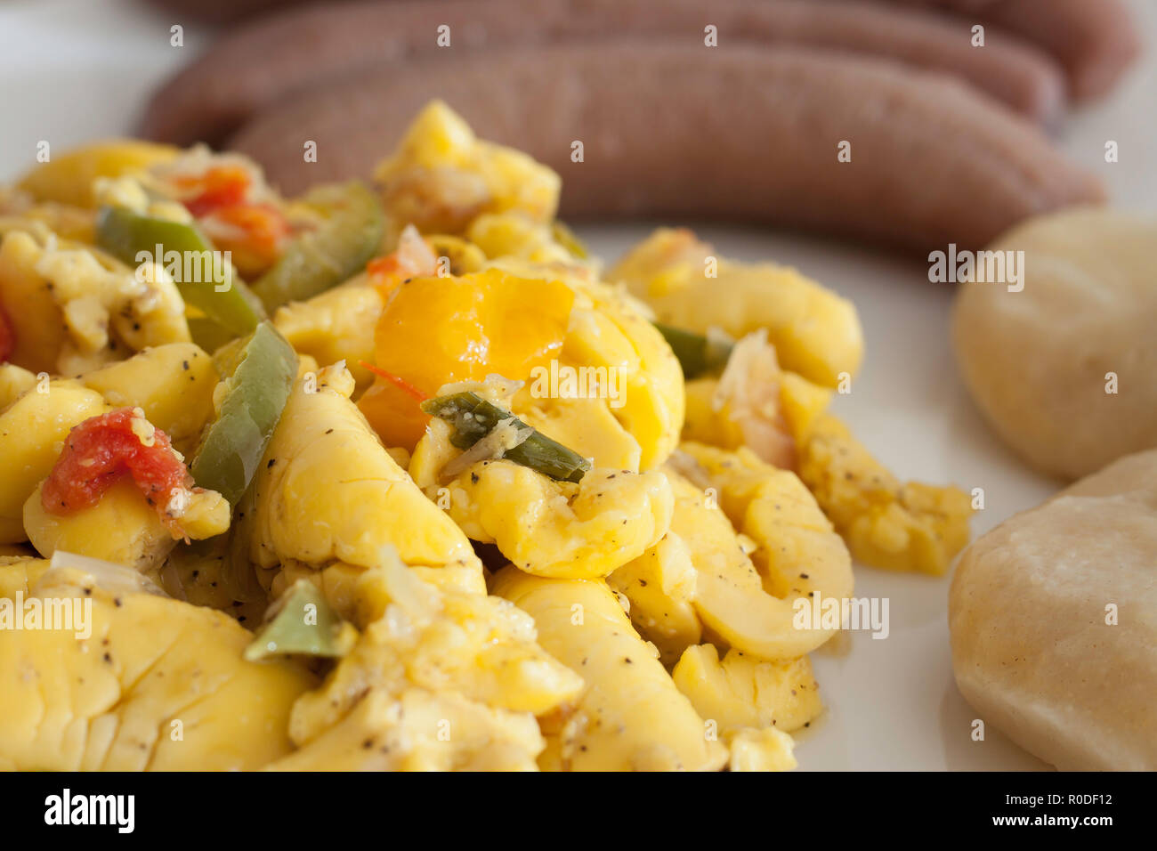 Ackee e sale con pesce bollito di banane e gnocchi di patate servita su una  piastra bianca Foto stock - Alamy