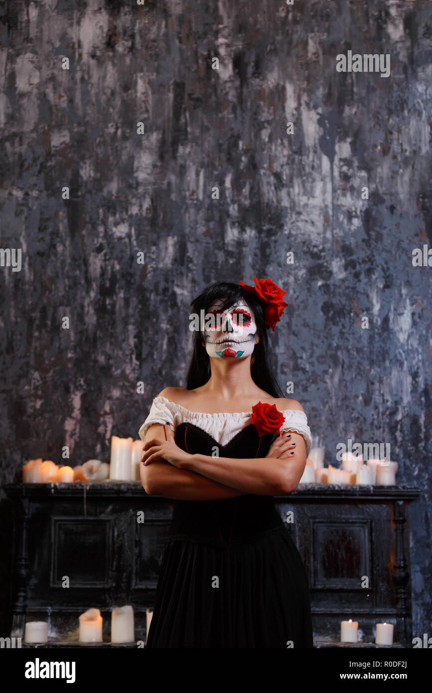 Halloween immagine di donna con il trucco e le rose Foto Stock