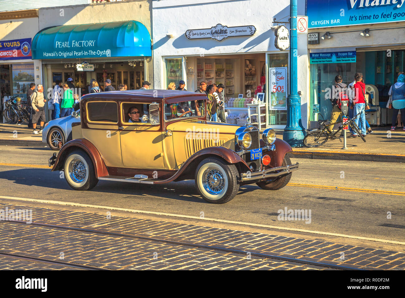 San Francisco, California, Stati Uniti - Agosto 14, 2016: vintage vecchie MG Roadster degli anni trenta auto sulla Jefferson rd durante la vettura street parade di Fisherman Wharf waterfront. America travel Turismo. Foto Stock