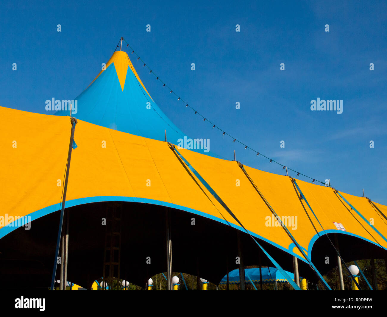 Parte del tetto di un blu e giallo tenda del circo Foto Stock