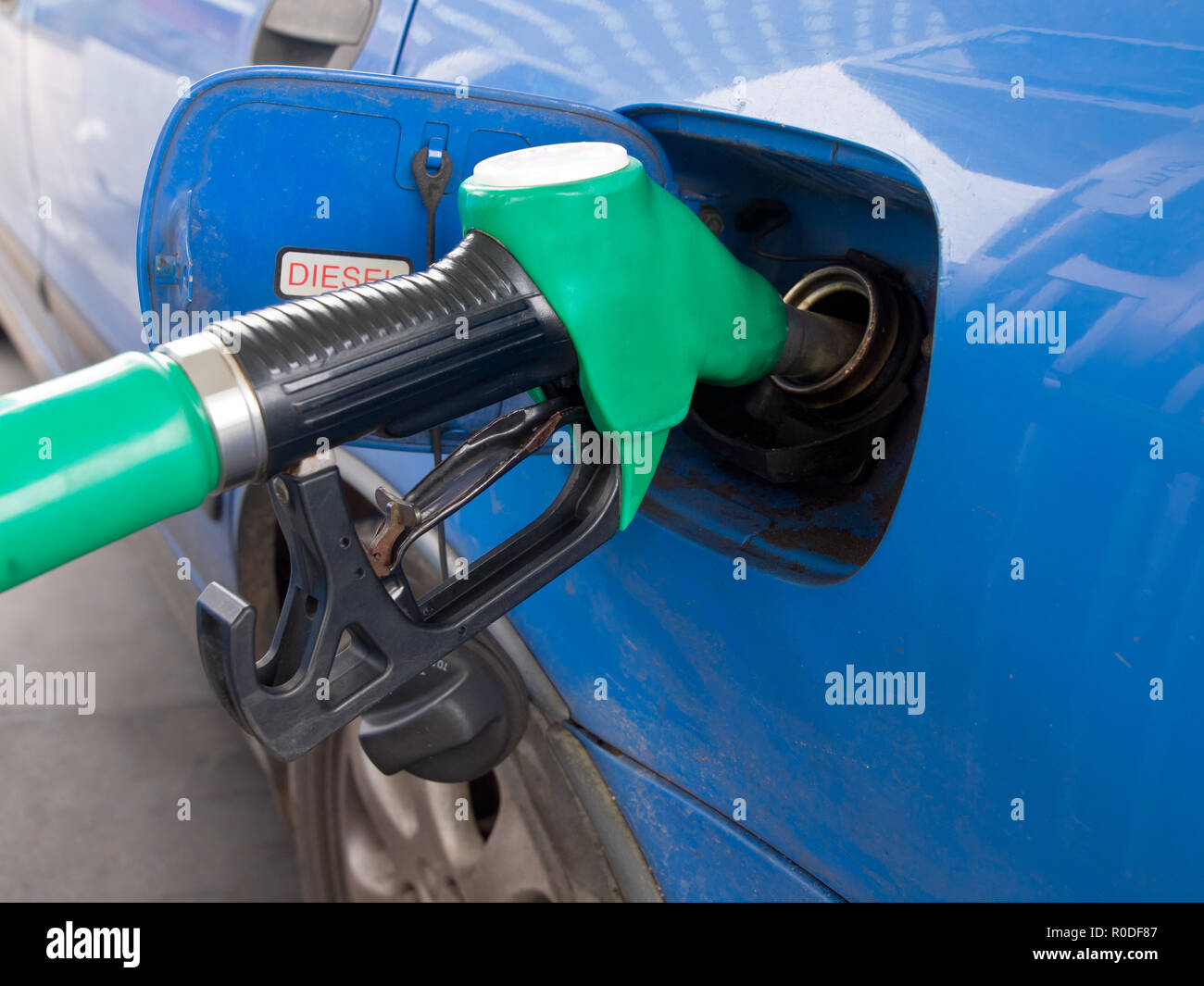 Pompa benzina ugello è il riempimento auto blu Foto Stock