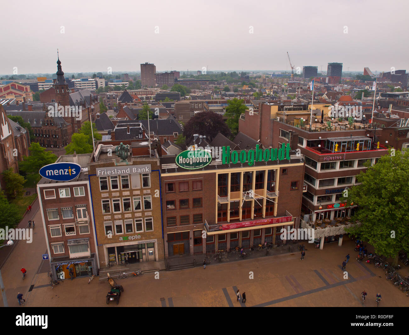 De naoorlogse oostzijde van de Grote Markt in Groningen die binnenkort plaats zal maken voor het Groninger Forum Foto Stock