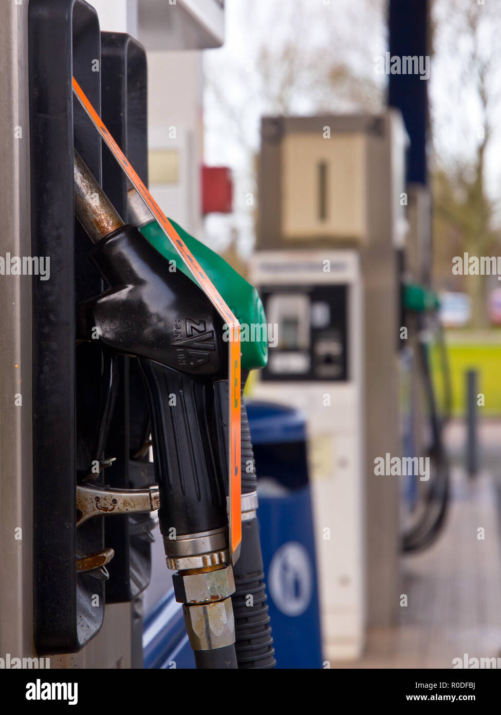Gli ugelli di carburante in una stazione di gas Foto Stock