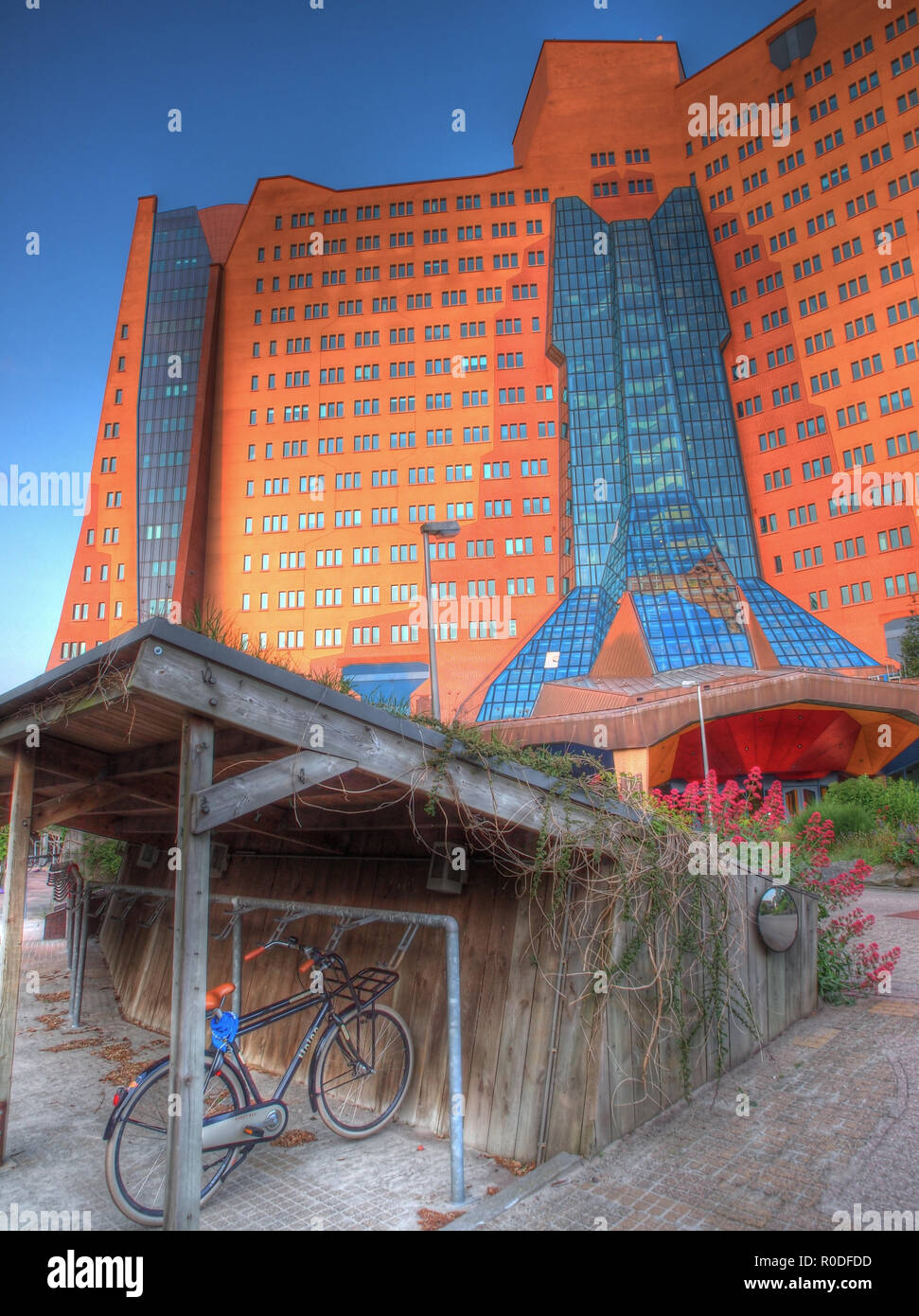 Architettura organica ufficio stile palazzo visto dal parcheggio per biciclette Foto Stock