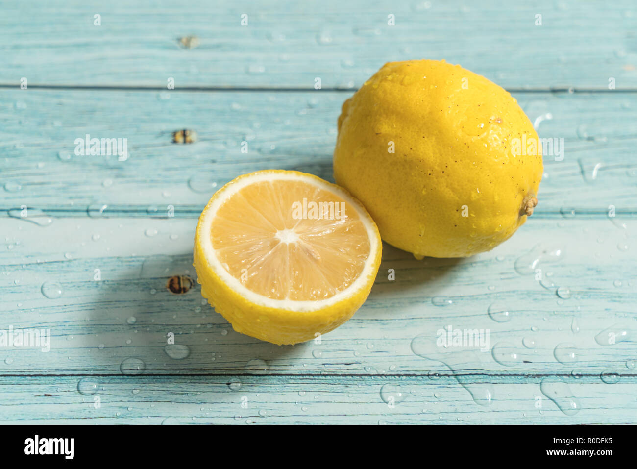 Limone e sfondo ciano Foto Stock