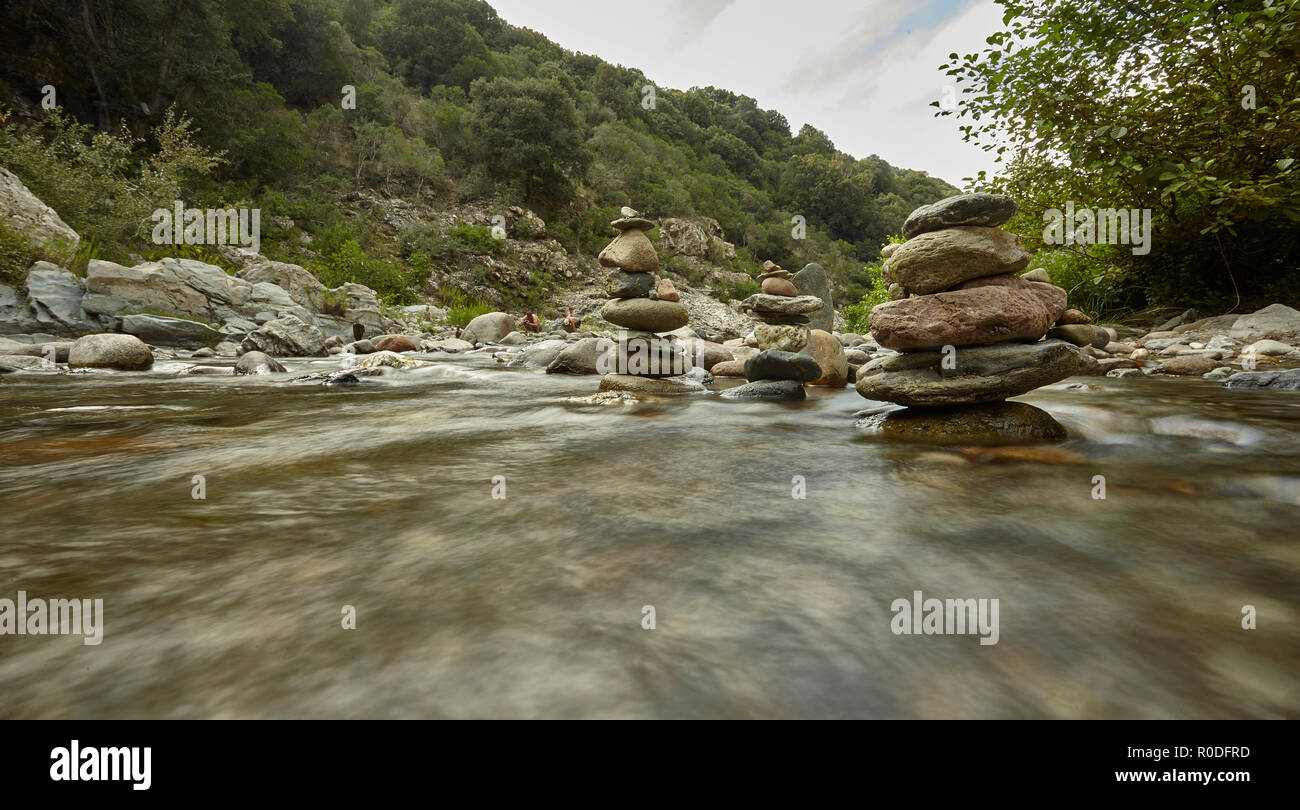 Ruscello di montagna con pile di rocce e movimento di acqua con effetto seta creato con una lunga esposizione. Foto Stock
