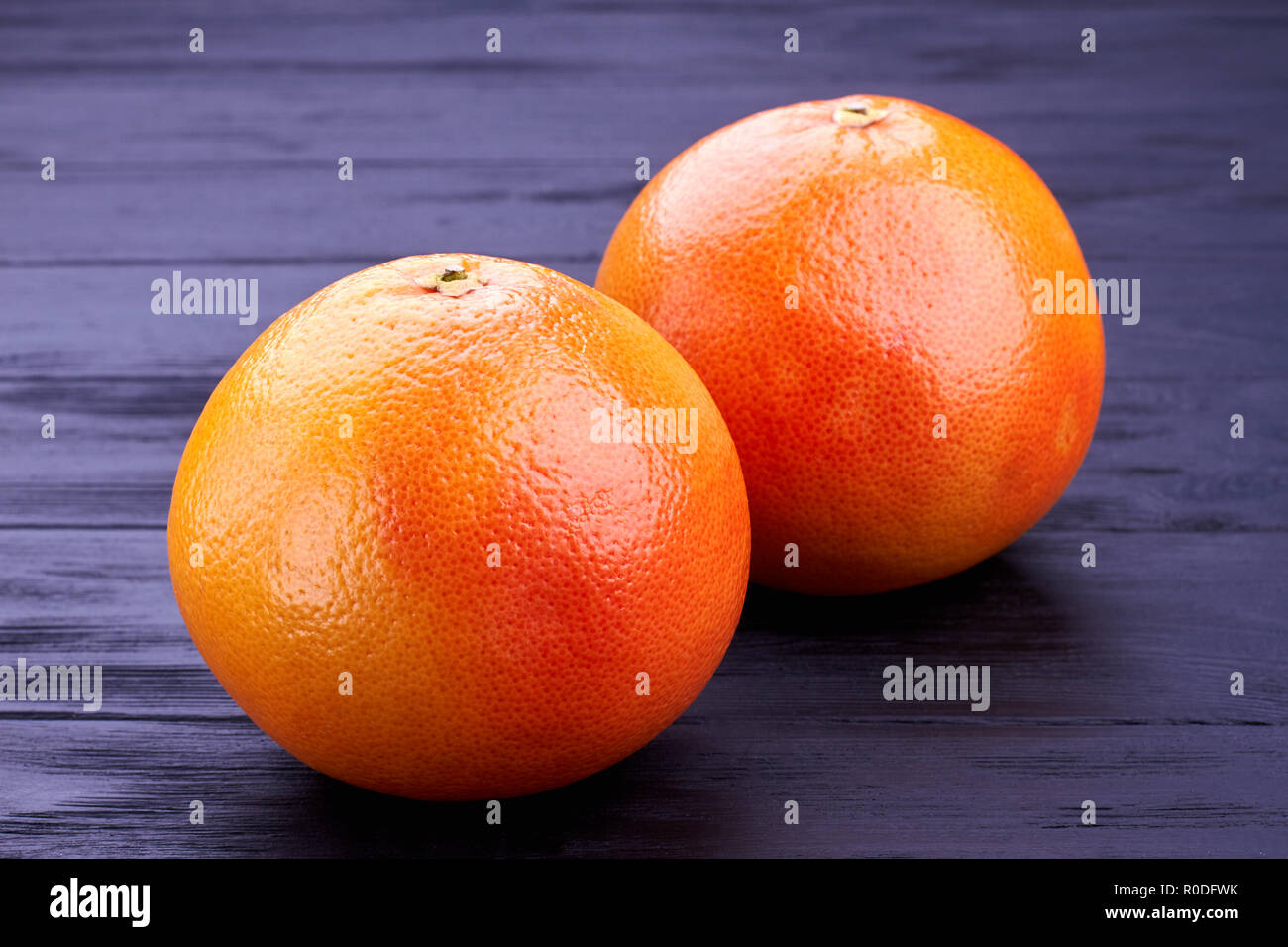 Chiudere i due interi pompelmi. Foto Stock