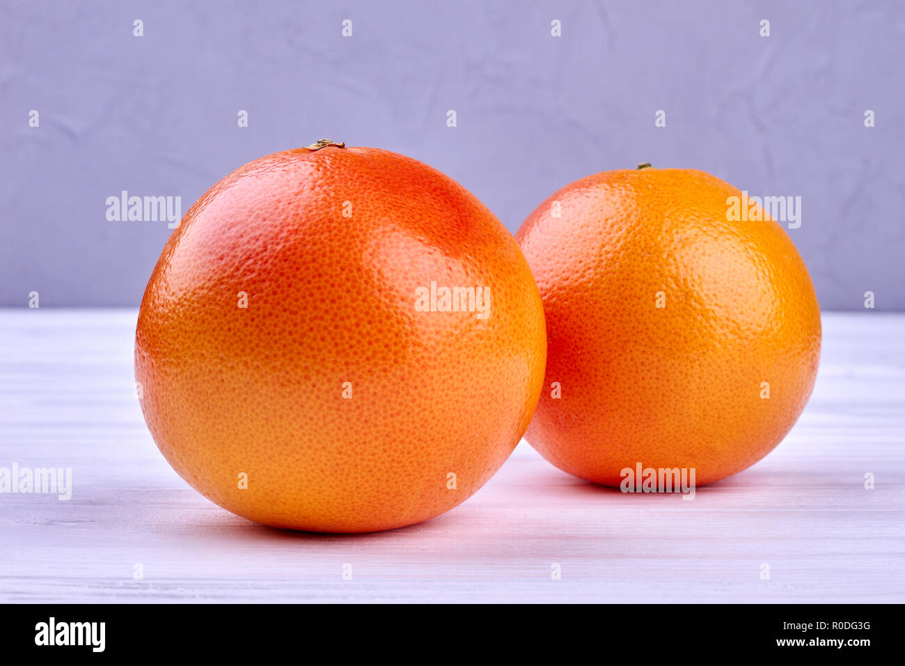 Due interi deliziosi pompelmi. Foto Stock