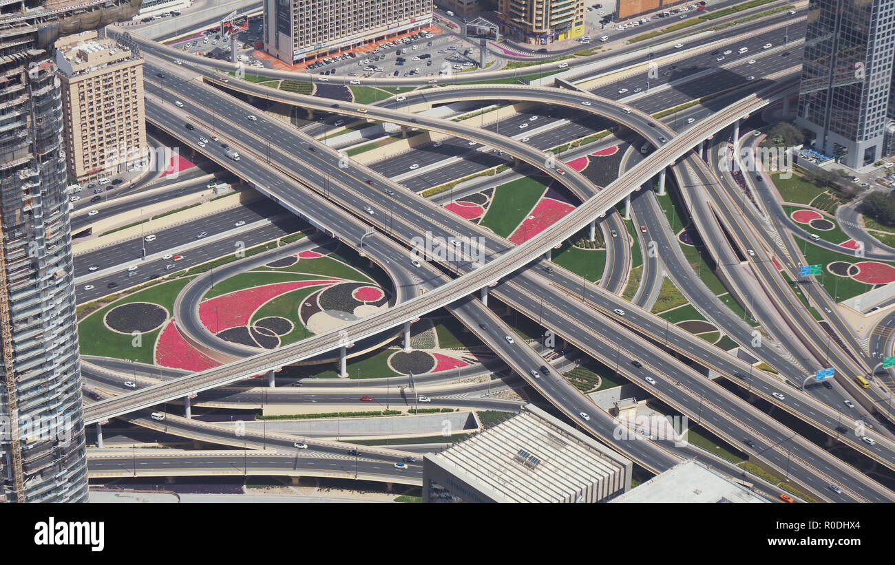 Urbano moderno multi-livello di incroci stradali nel centro cittadino di Dubai vista dalla cima stock footage video Foto Stock