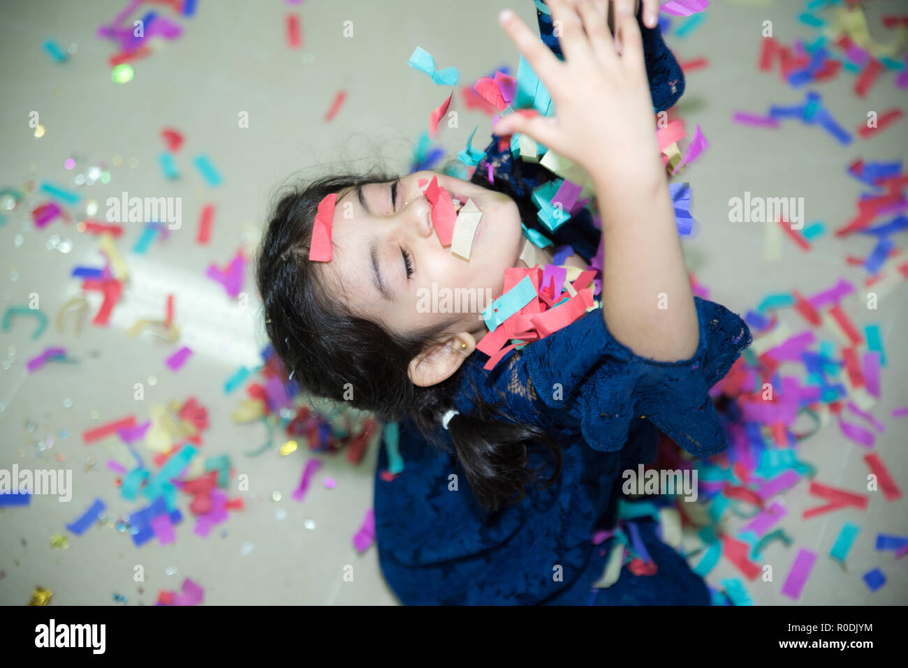 Una bambina con dente rotto godendo il compleanno celeberation Foto Stock