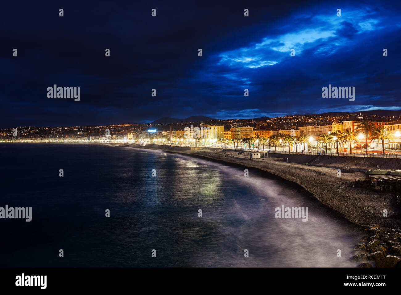 Città di Nizza skyline notturno in Francia, spiaggia sulla Costa Azzurra da parte del Mare Mediterraneo Foto Stock