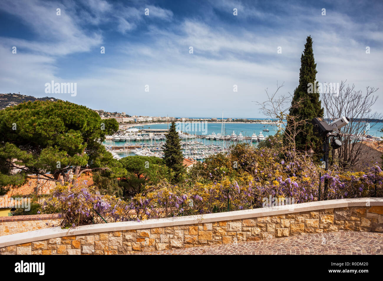 Città di Cannes in Francia, vista collina per Le Vieux Port sulla Riviera francese dal Mare Mediterraneo Foto Stock