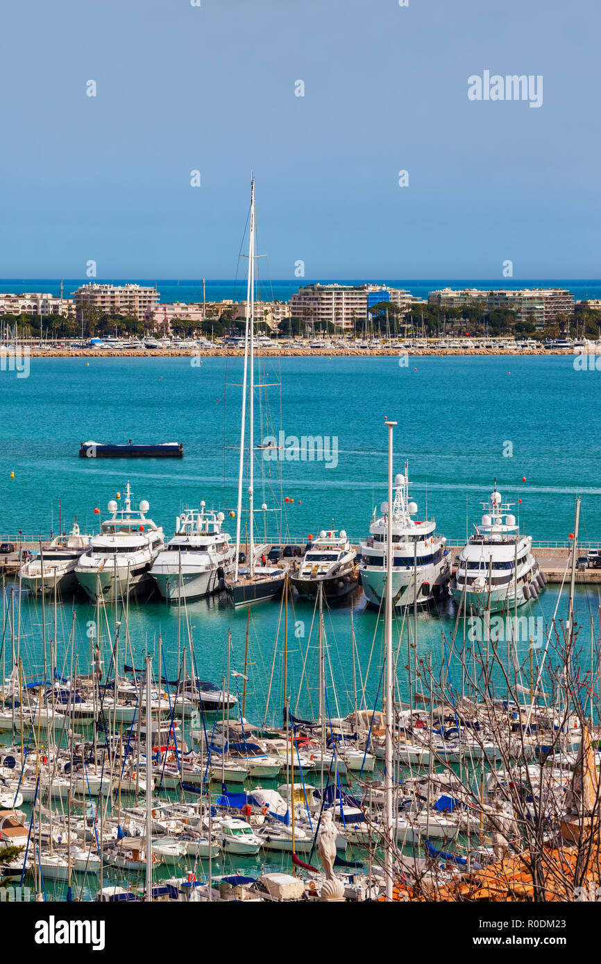 Francia, porto di Cannes e la Riviera Francese, lo skyline della citta', yacht e barche a vela sul Mar Mediterraneo bay. Foto Stock