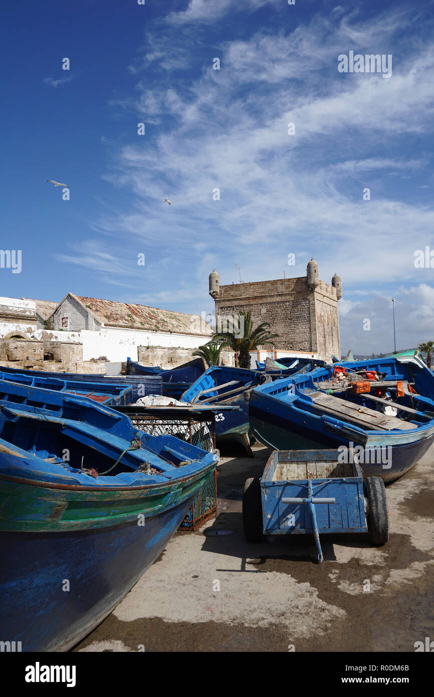 In legno di colore blu barche da pesca nel porto di Essaouira, Essaouira, Marocco, Africa Foto Stock