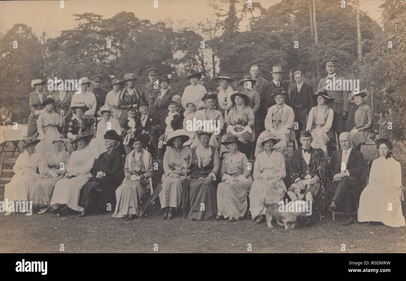 Vintage Colchester, Essex Cartolina fotografica che mostra un gruppo di uomini e donne a un evento pubblico o una festa in giardino. WW1 anche i soldati presenti. Foto Stock