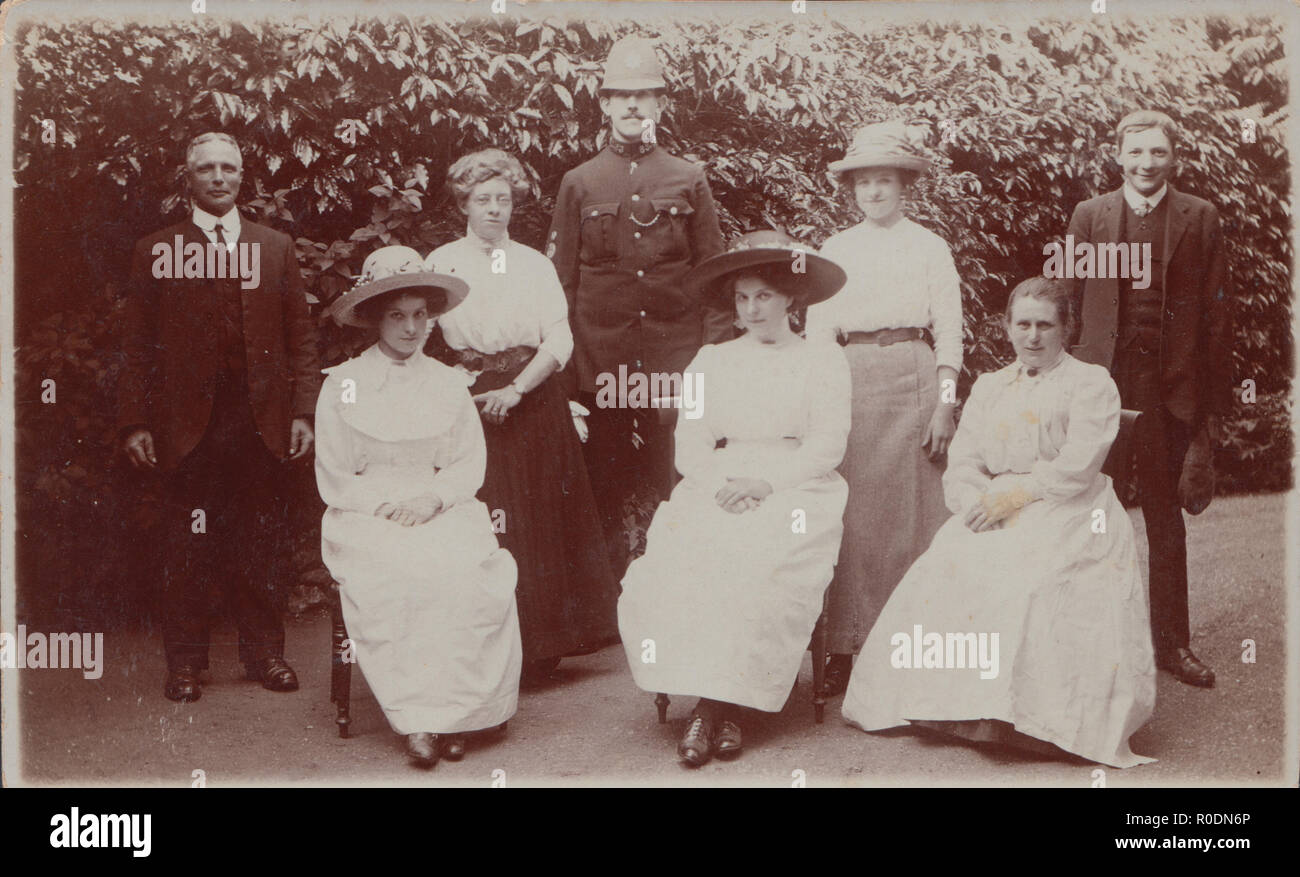 Vintage Caversham Cartolina fotografica che mostra un gruppo di persone che include un poliziotto. Collare n. 83 Foto Stock