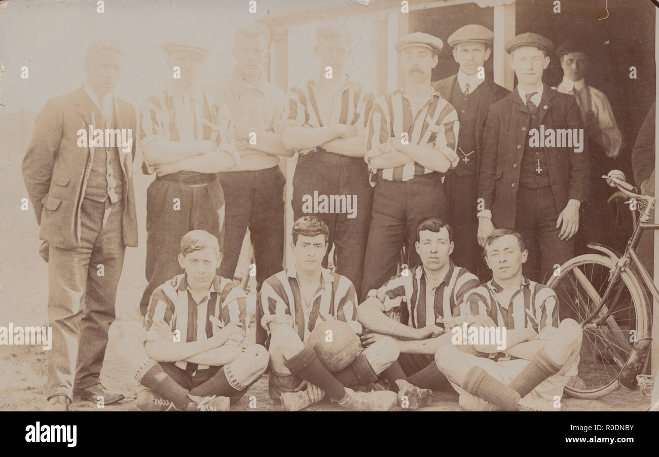 Vintage Cartolina fotografica di un Edwardian Football Team Foto Stock