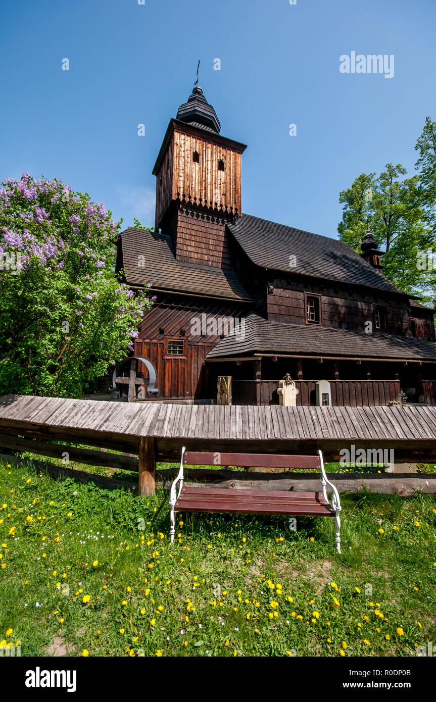 Un di legno Chiesa di Sant'Anna in Wallachian Open Air Museum di architettura popolare, la piccola città di legno, Roznov pod Radhostem, Zlin regione, Foto Stock