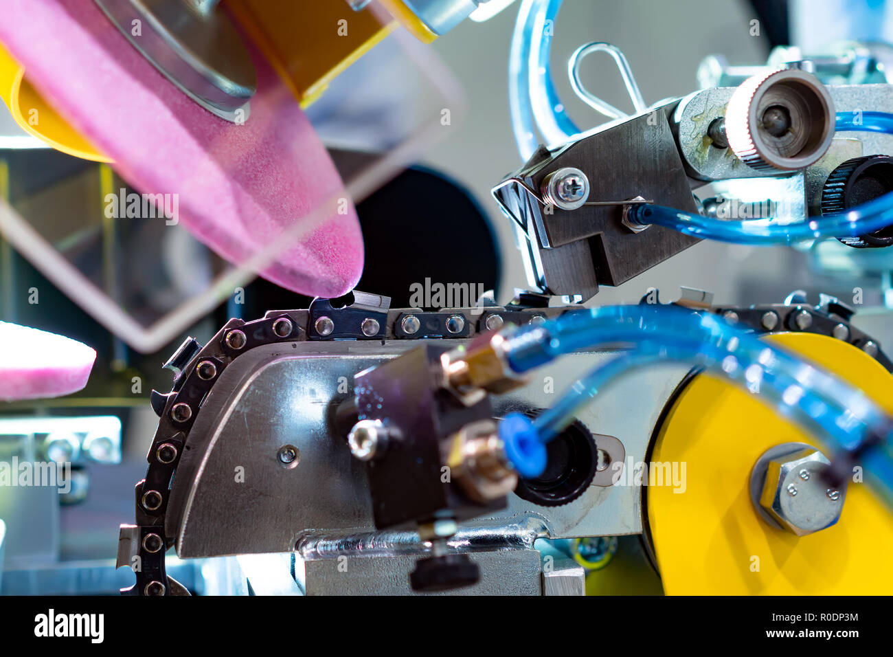 Macchina automatica per la macinazione di motoseghe. Foto Stock