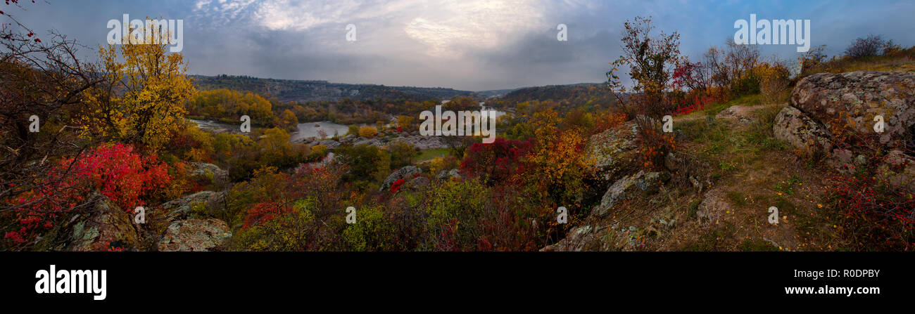Giallo autunno lascia panorama piccolo fiume Bug meridionale pietre pietre Foto Stock