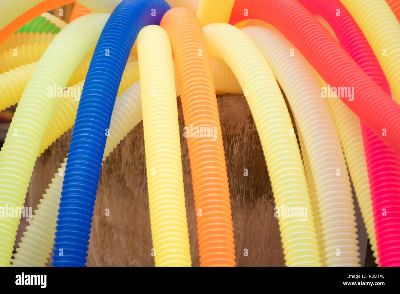 Colorati tubi flessibile Foto stock - Alamy