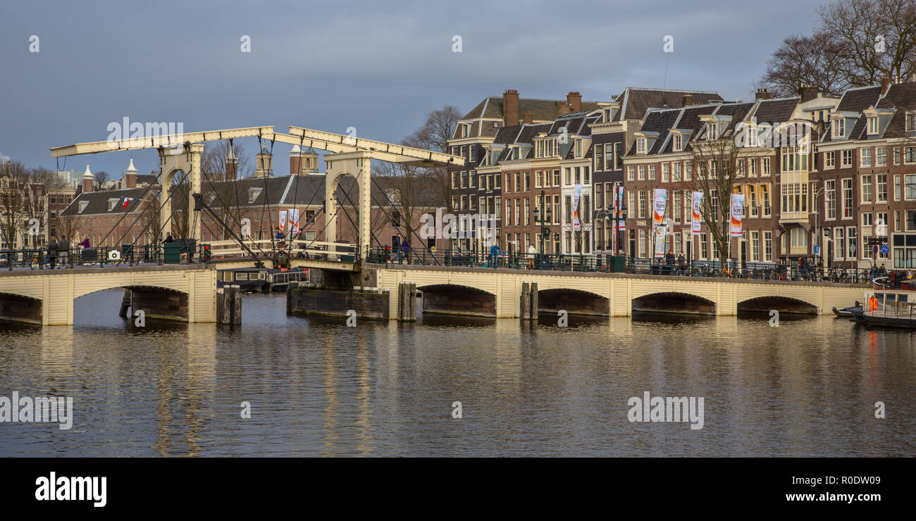 Tradizionale ponte Magere Brug oltre l'Amstel con i tradizionali colorati canal case di Amsterdam Foto Stock