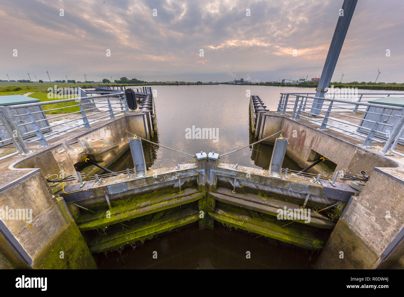 Camera di bloccaggio in una delle principali vie navigabili. Questi tipi di servizi sono uno degli elementi chiave in olandese di gestione dell'acqua. Foto Stock