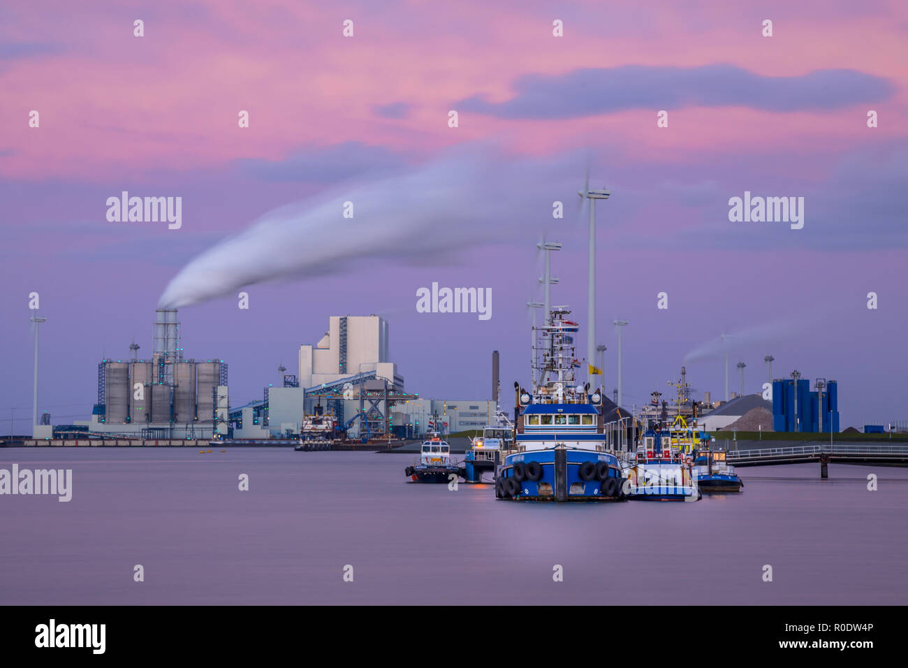 Porto di Eemshaven con navi in banchina e industria pesante in lo sfondo Foto Stock