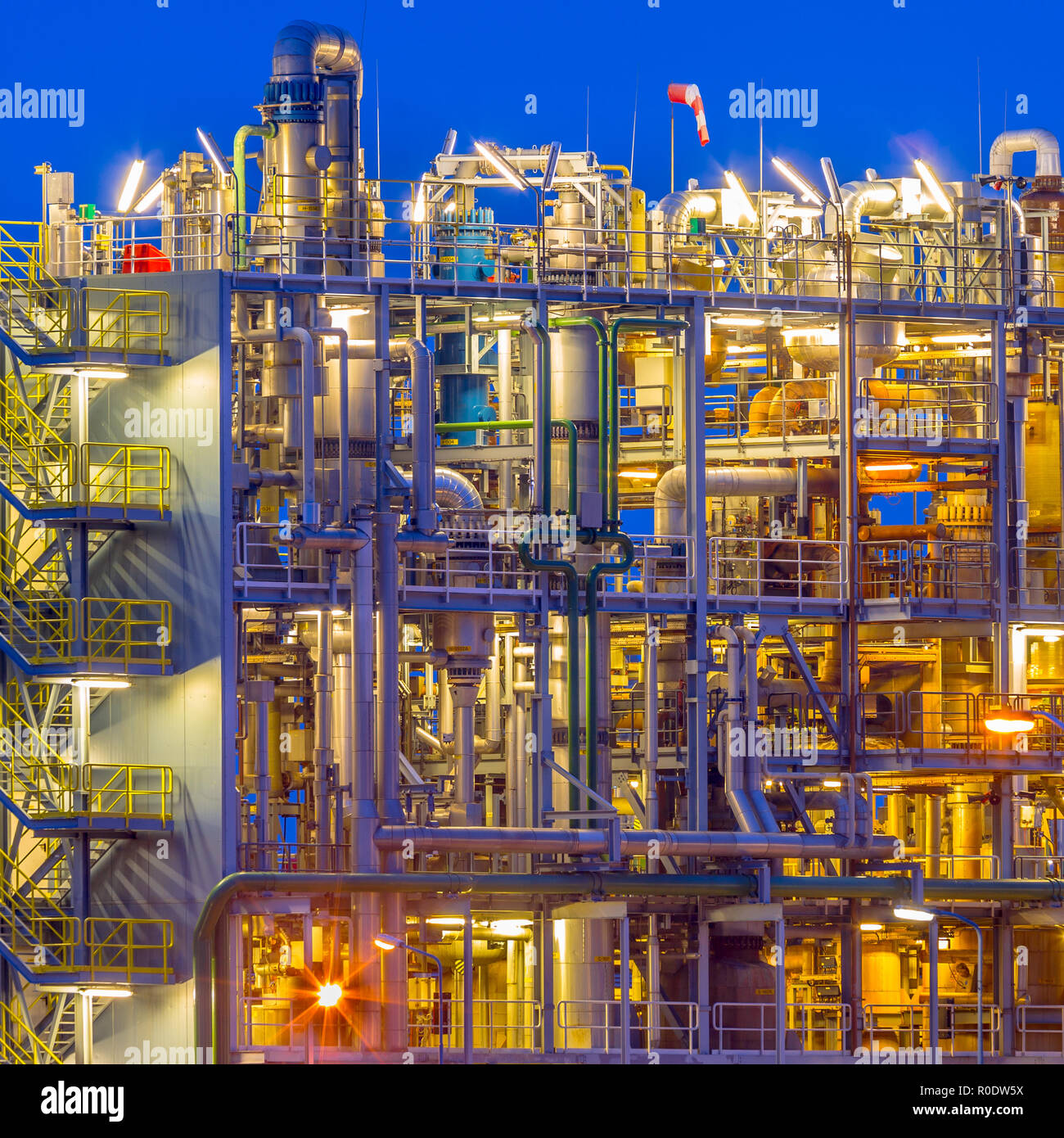 Dettaglio di pesante impianto chimico quadro nel crepuscolo in un industriale area di fabbrica Foto Stock