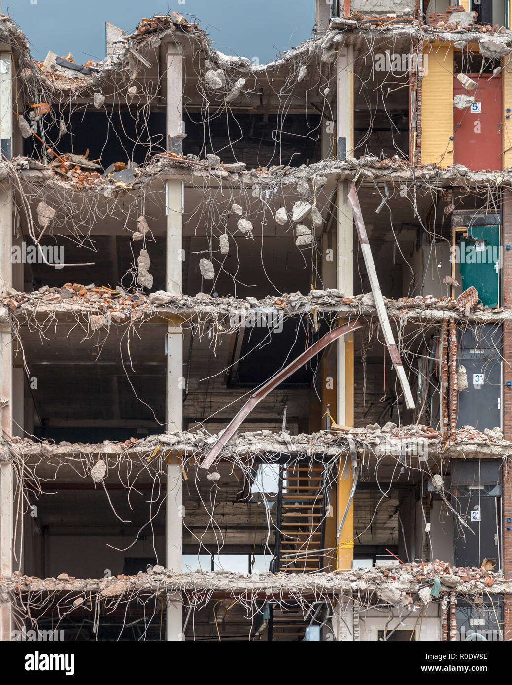 Pezzi di metallo e pietra sono fatiscenti dal demolito solai Foto Stock