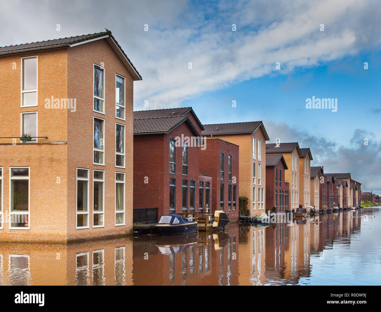 Moderna le abitazioni del ceto medio sul bordo dell'acqua in Amersfoort, Paesi Bassi Foto Stock