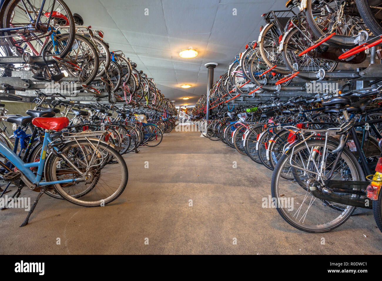 Biciclette pubbliche parcheggio Groningen stazione centrale. La città di Groningen è stato votato ' ciclo più accogliente città dei Paesi Bassi" per 3 anni in un Foto Stock