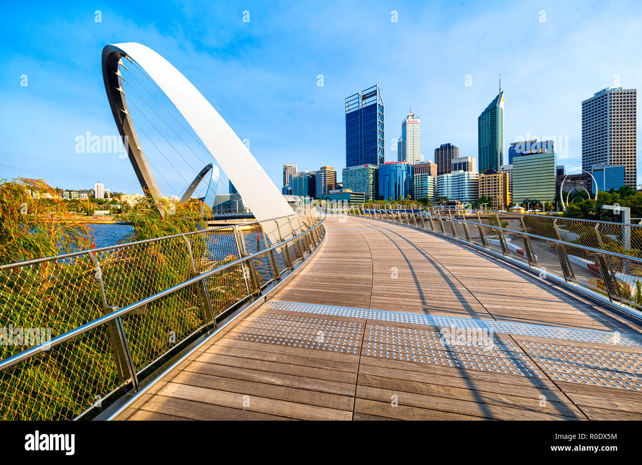 Elizabeth Quay affacciato sul Ponte Elisabetta Quay e Perth skyline della citta'. Perth, Western Australia Foto Stock