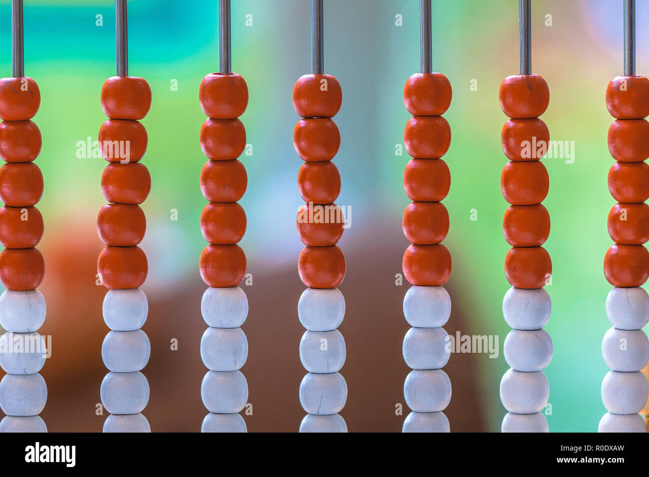 Abacus con il rosso e bianco perline con un vivace sfondo colorato Foto Stock