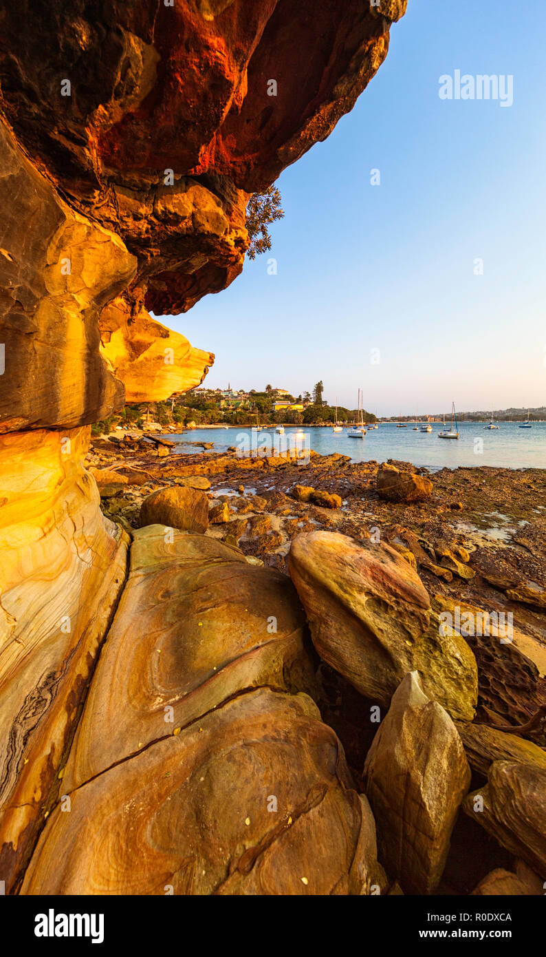 Scogliere di arenaria e massi sulle sponde del porto di Sydney a eremita Bay. Vaucluse, Sydney. Foto Stock