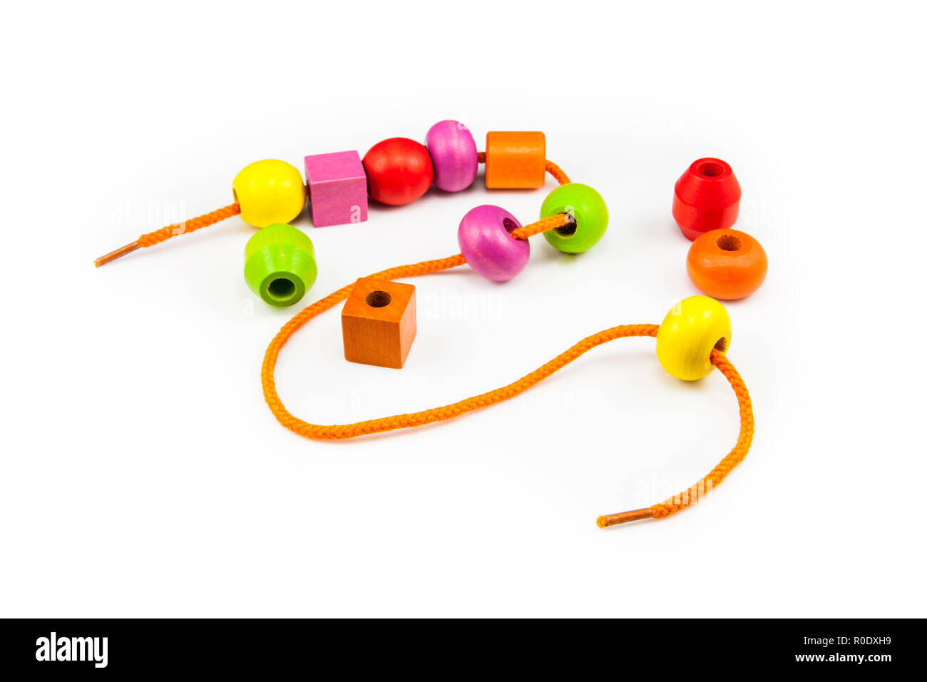 Perline di legno su una stringa facendo un giocattolo colorato collana Foto Stock