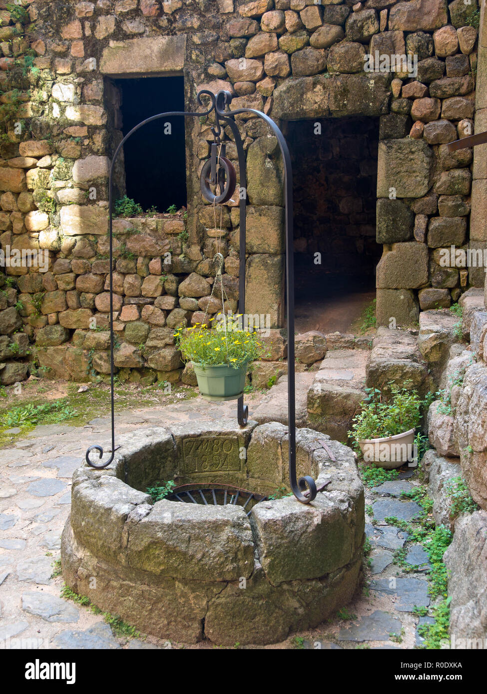 Il vecchio che desiderano disegnare bene in stile gotico castello in Francia Foto Stock