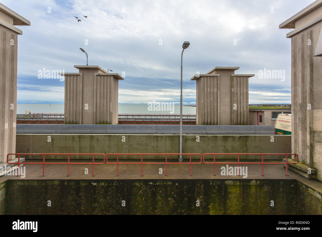 Camera di bloccaggio in Afsluitdijk come parte di Delta olandese lavora la gestione dell'acqua sistema di sicurezza Foto Stock