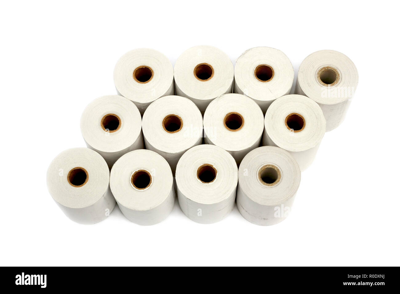 Gruppo di rotoli di carta termica per stampanti e registratori di cassa isolate su sfondo bianco Foto Stock