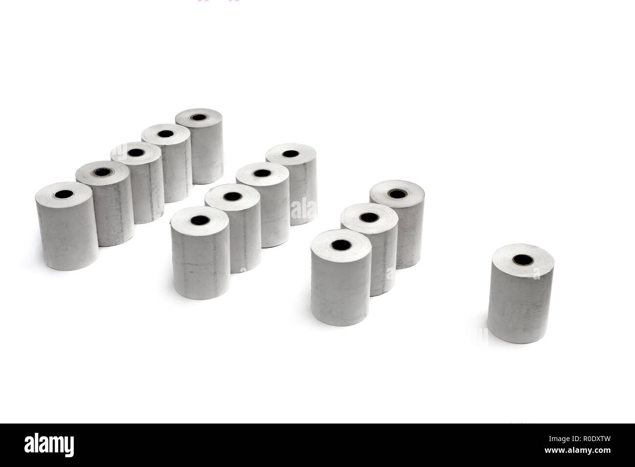 Gruppi di rotoli di carta termica per stampanti e registratori di cassa isolate su sfondo bianco Foto Stock