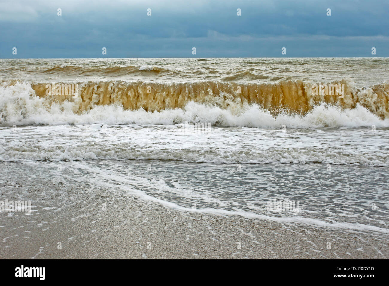 Grande Onda di tempesta di sabbia con acqua contaminata diretto a terra Foto Stock