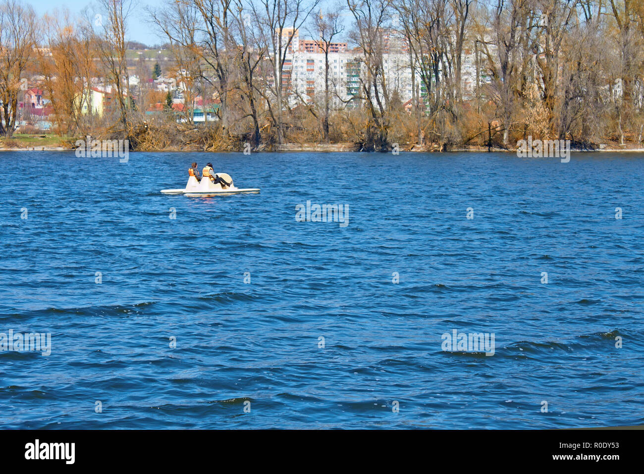 Due giovani donne a camminare su moto d acqua al serbatoio città una primavera anticipata in belle giornate di sole. Khmelnytsky, Ucraina Foto Stock