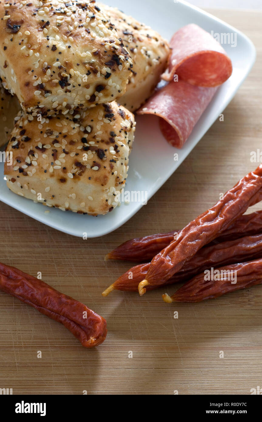 Foccacia delizioso pane condito con salsicce e salami di carne Foto Stock