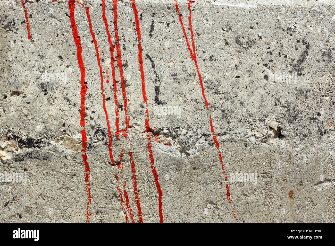 Le strisce di vernice rossa su un muro di cemento come una texture Foto Stock