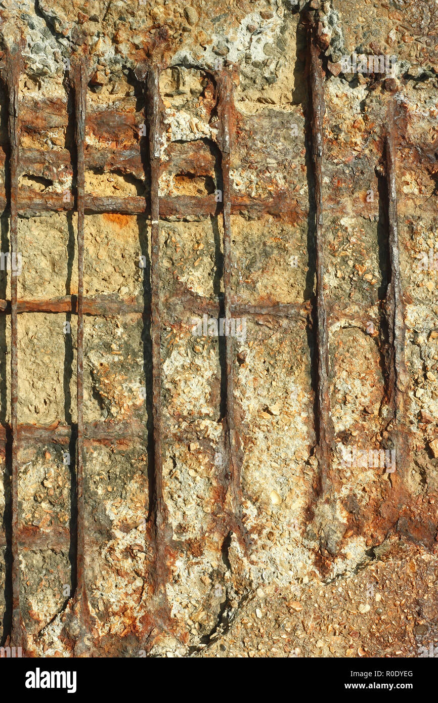 Dettaglio del vecchio obsoleto delle strutture in cemento armato con il ferro arrugginito aste al di fuori Foto Stock