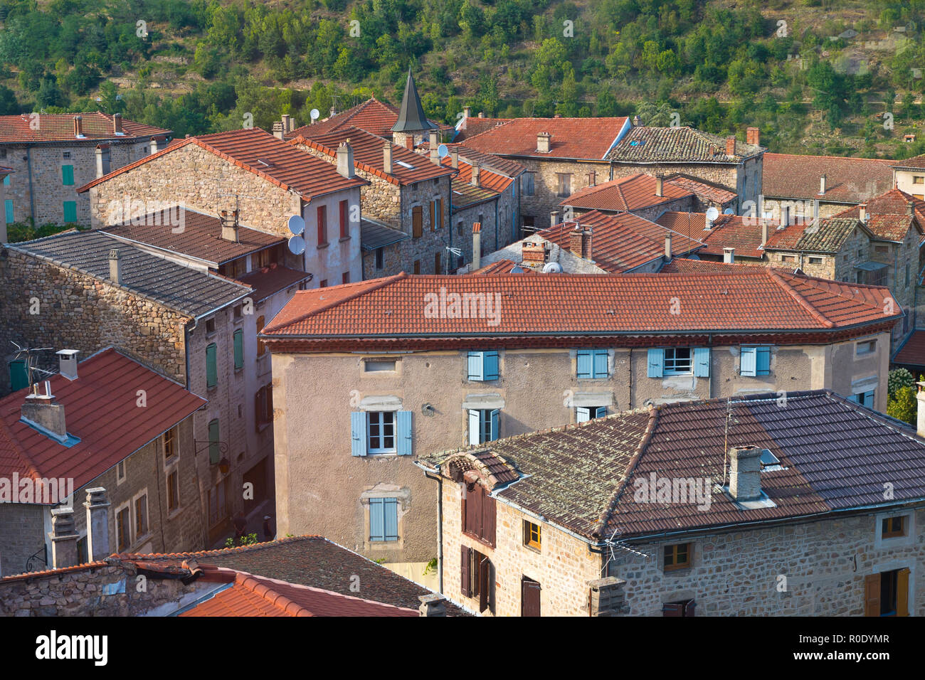 Vista di un tipico villaggio rurale in Ardeche Foto Stock